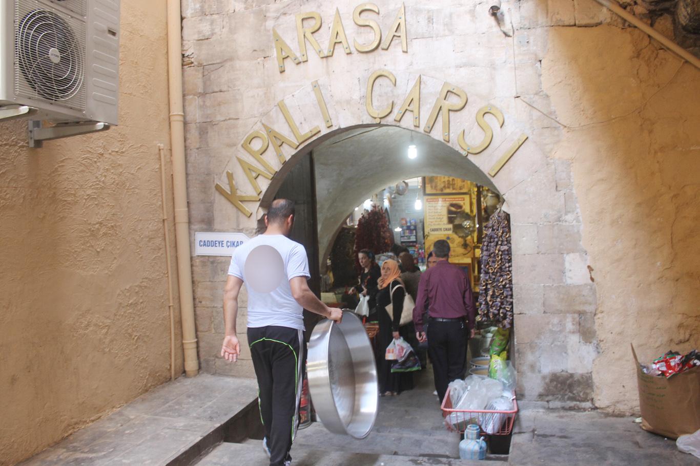 Mardin’in tarihi çarşılarında yaşanan Ramazan bereketi, uzun süredir durgunluk yaşayan esnafın yüzünü güldürdü.

